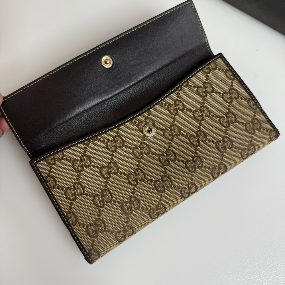 Gucci Tan and Brown Heart Clasp Wallet - Picture 5 of 17
